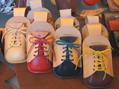 本革スニーカー方携帯ケース販売開始！