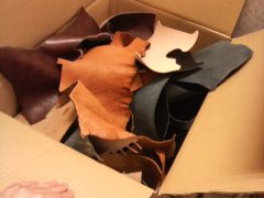 店頭にて、革のハギレ販売開始！