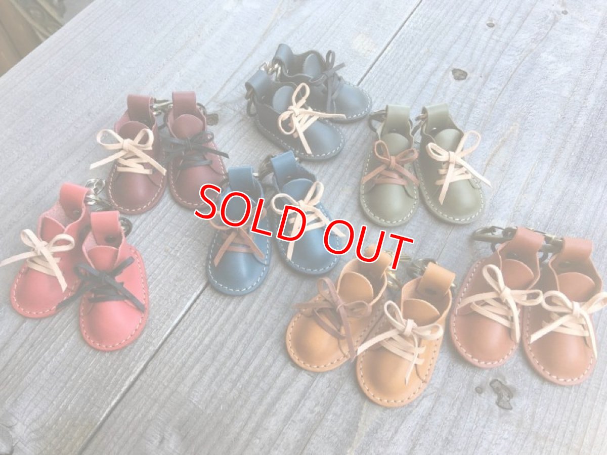 画像1: 幸せを運ぶ妖精のスニーカー　本革キーホルダー (1)