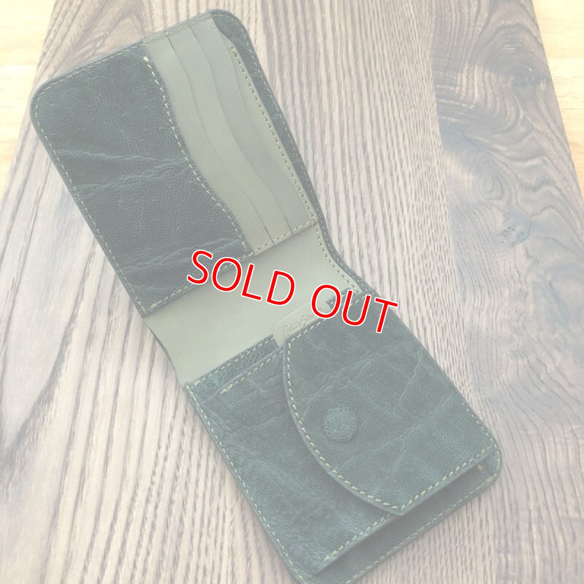 画像4: ☆限定販売☆象革＆牛革二つ折り財布　ダークグリーン　写真の現品のお届けとなります (4)