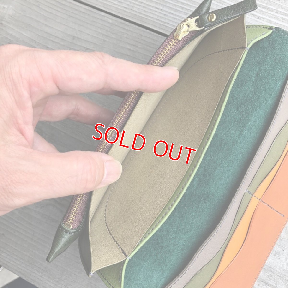 画像4: 【広島ジビエレザー】ふわふわしっとりなさわり心地?鹿革＆牛革スタンダード長財布　限定1点　ダークグリーン (4)