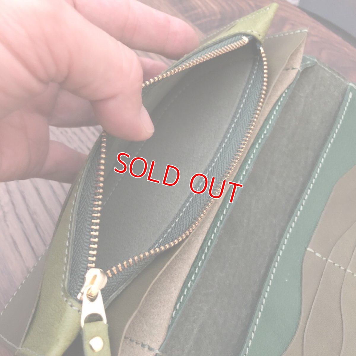 画像3: 【広島ジビエレザー】ふわふわしっとりなさわり心地?鹿革＆牛革スタンダード長財布　限定1点　ピスタチオ (3)