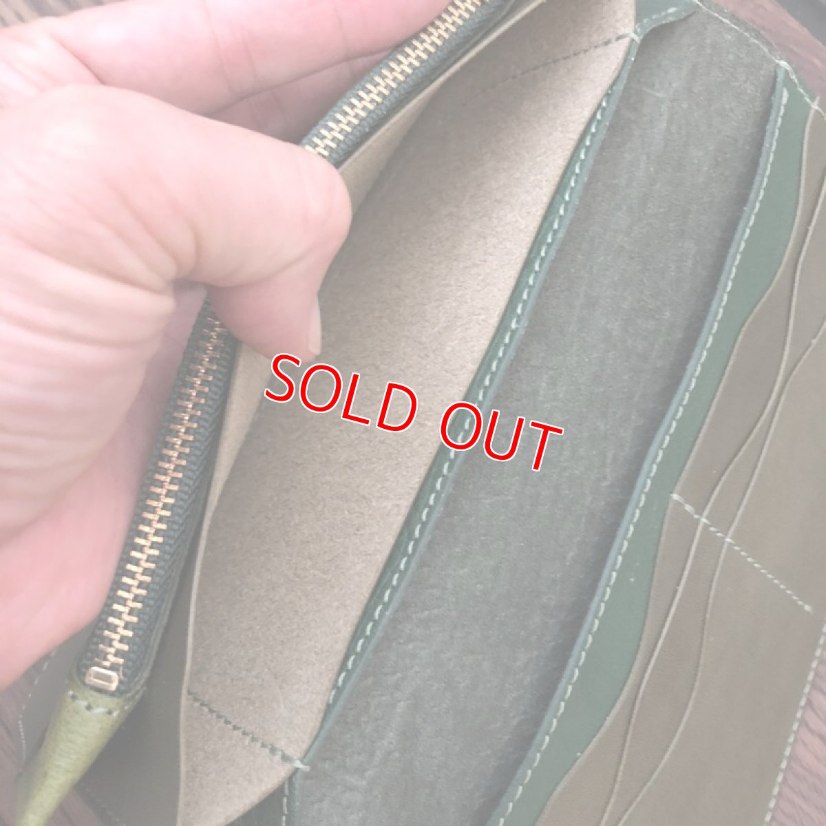 画像4: 【広島ジビエレザー】ふわふわしっとりなさわり心地?鹿革＆牛革スタンダード長財布　限定1点　ピスタチオ (4)