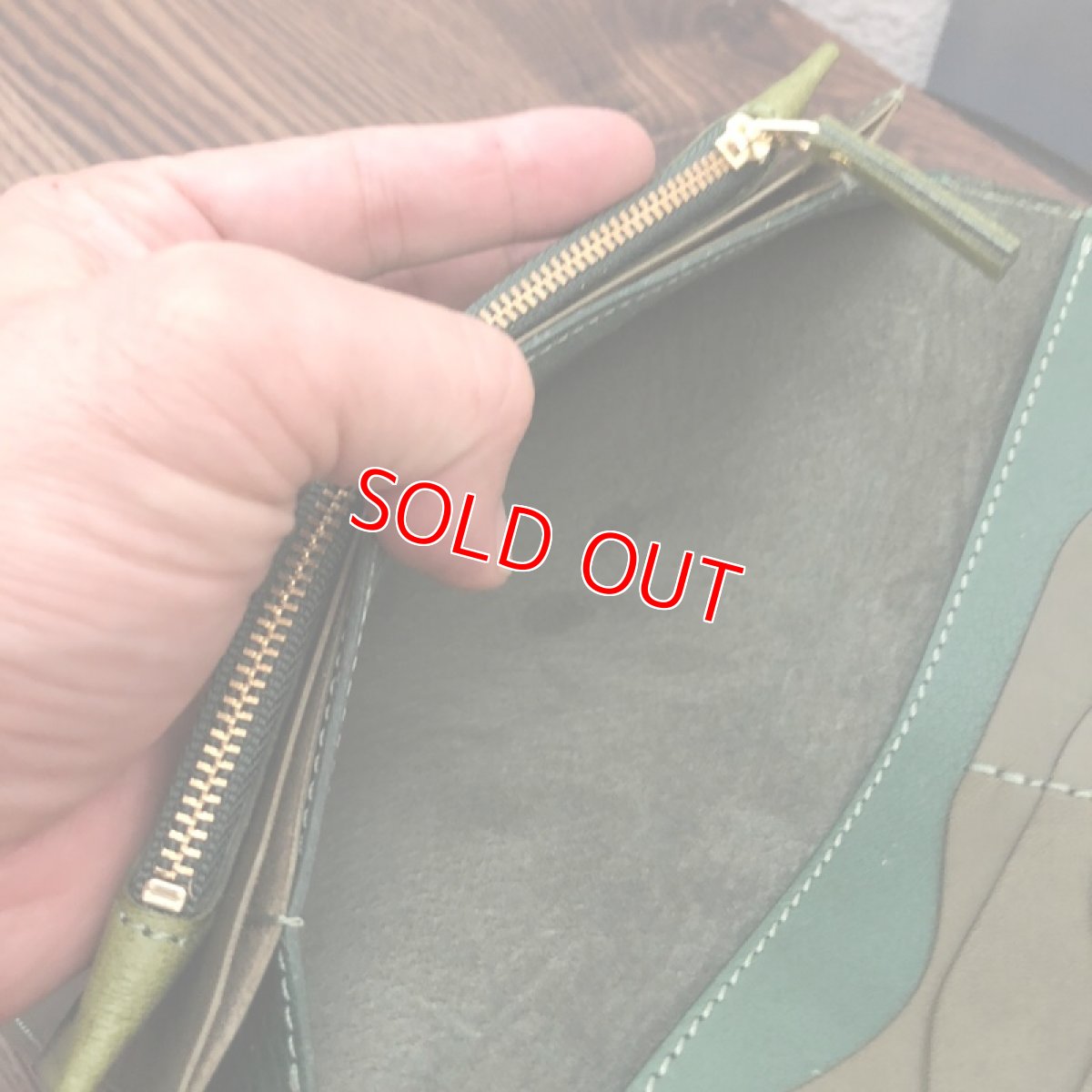 画像5: 【広島ジビエレザー】ふわふわしっとりなさわり心地?鹿革＆牛革スタンダード長財布　限定1点　ピスタチオ (5)