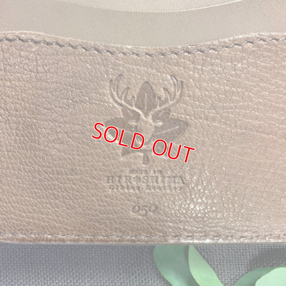 画像4: 【広島ジビエレザー】柔らかい鹿革★シンプル&スタンダード二つ折り財布！ (4)