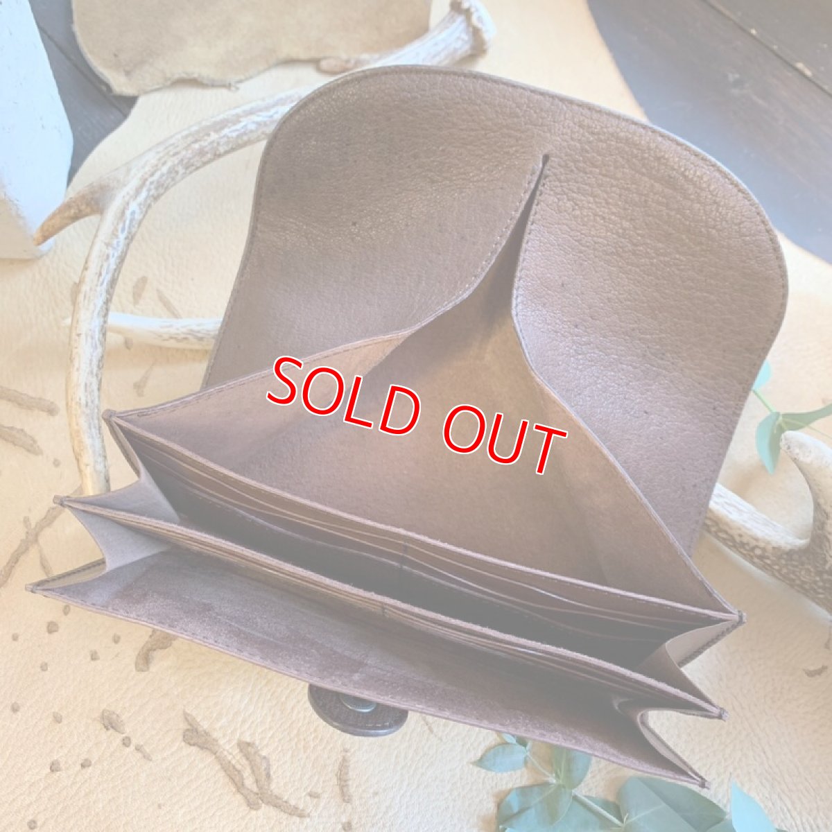 画像2: 【広島ジビエレザー】柔らかい鹿革★大容量ギャルソンタイプ長財布！小銭が取り出しやすい！ (2)