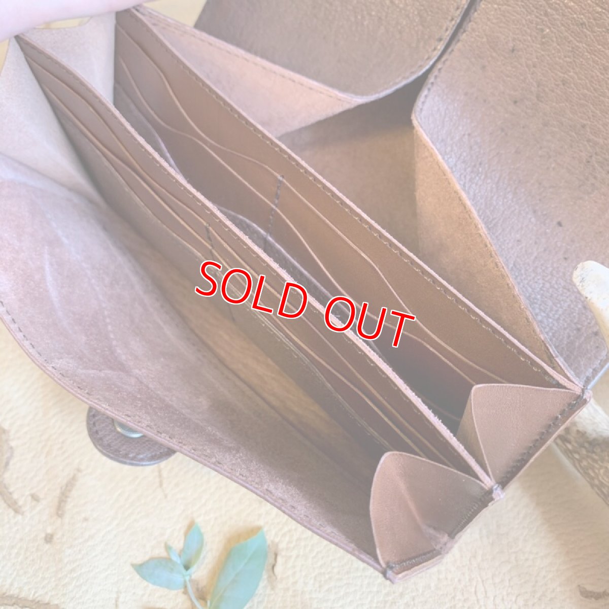 画像3: 【広島ジビエレザー】柔らかい鹿革★大容量ギャルソンタイプ長財布！小銭が取り出しやすい！ (3)