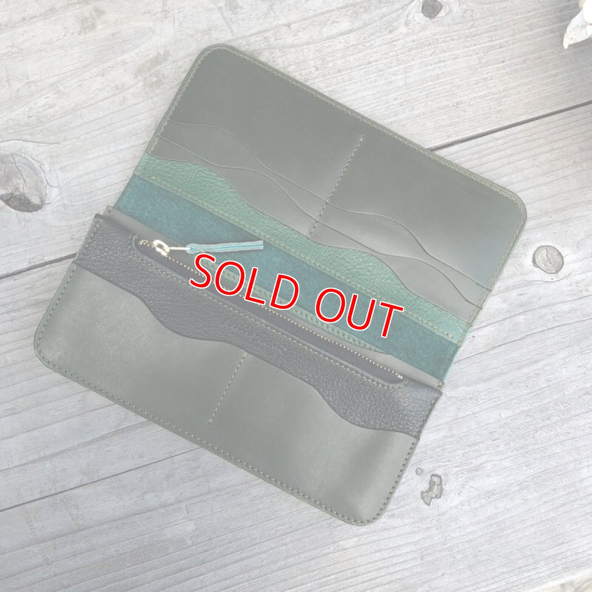 画像2: 【広島ジビエレザー】ふわふわさらさら気持ち良いさわり心地?鹿革＆牛革スタンダード長財布　限定1点　ダークグリーン (2)