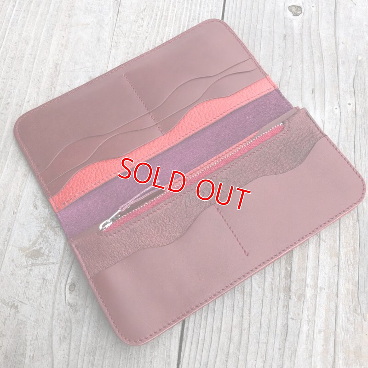 画像2: 【広島ジビエレザー】しっとり柔らかな気持ち良いさわり心地?鹿革＆牛革スタンダード長財布　限定1点　ワインレッド (2)