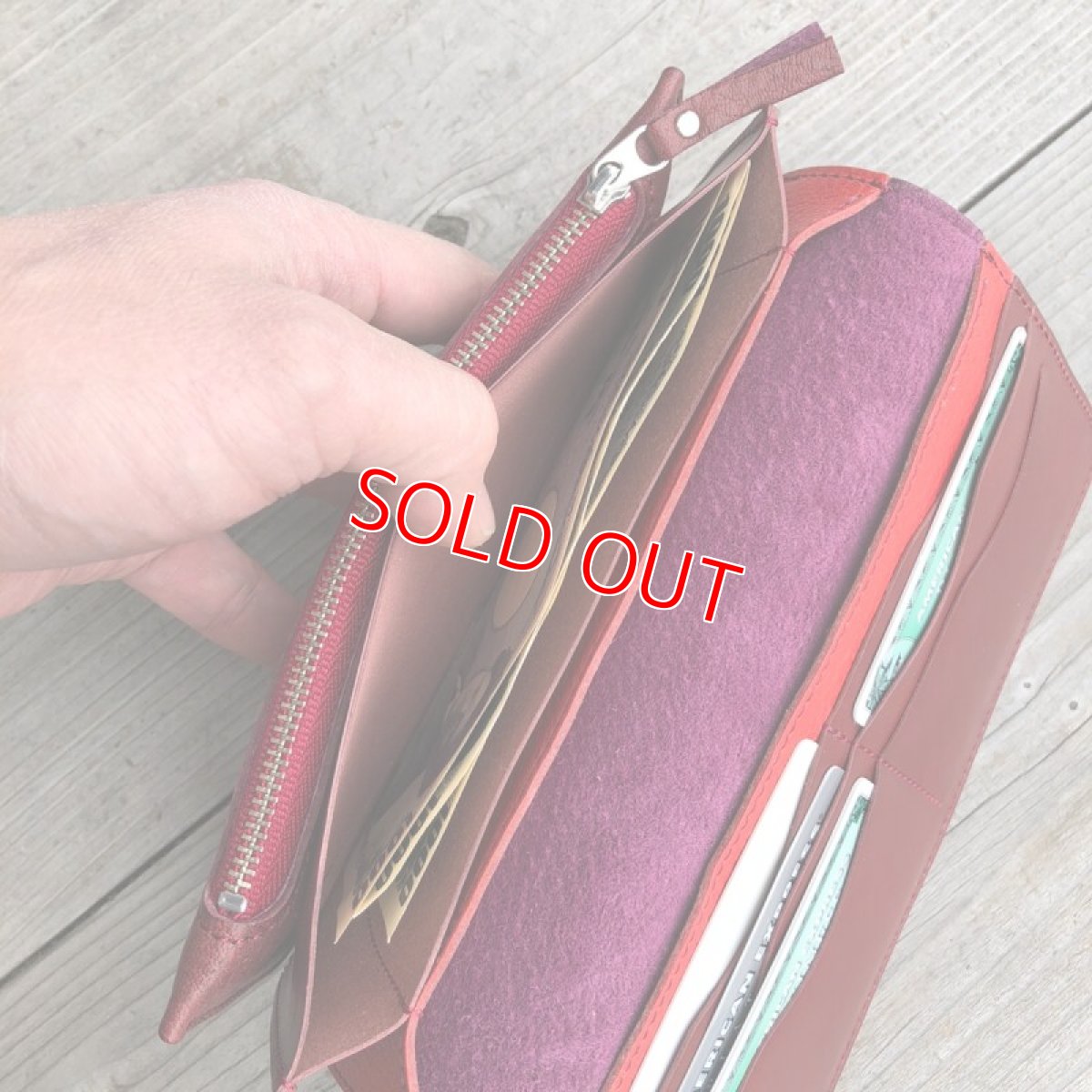 画像9: 【広島ジビエレザー】しっとり柔らかな気持ち良いさわり心地?鹿革＆牛革スタンダード長財布　限定1点　ワインレッド (9)