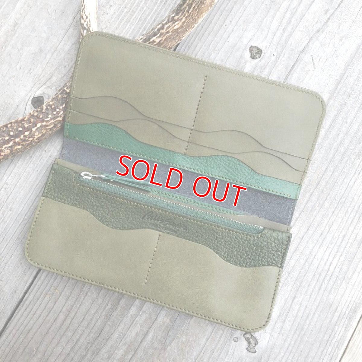 画像2: 【広島ジビエレザー】ふわふわさらさら気持ち良いさわり心地?鹿革＆牛革スタンダード長財布　限定1点　ダークグリーン (2)