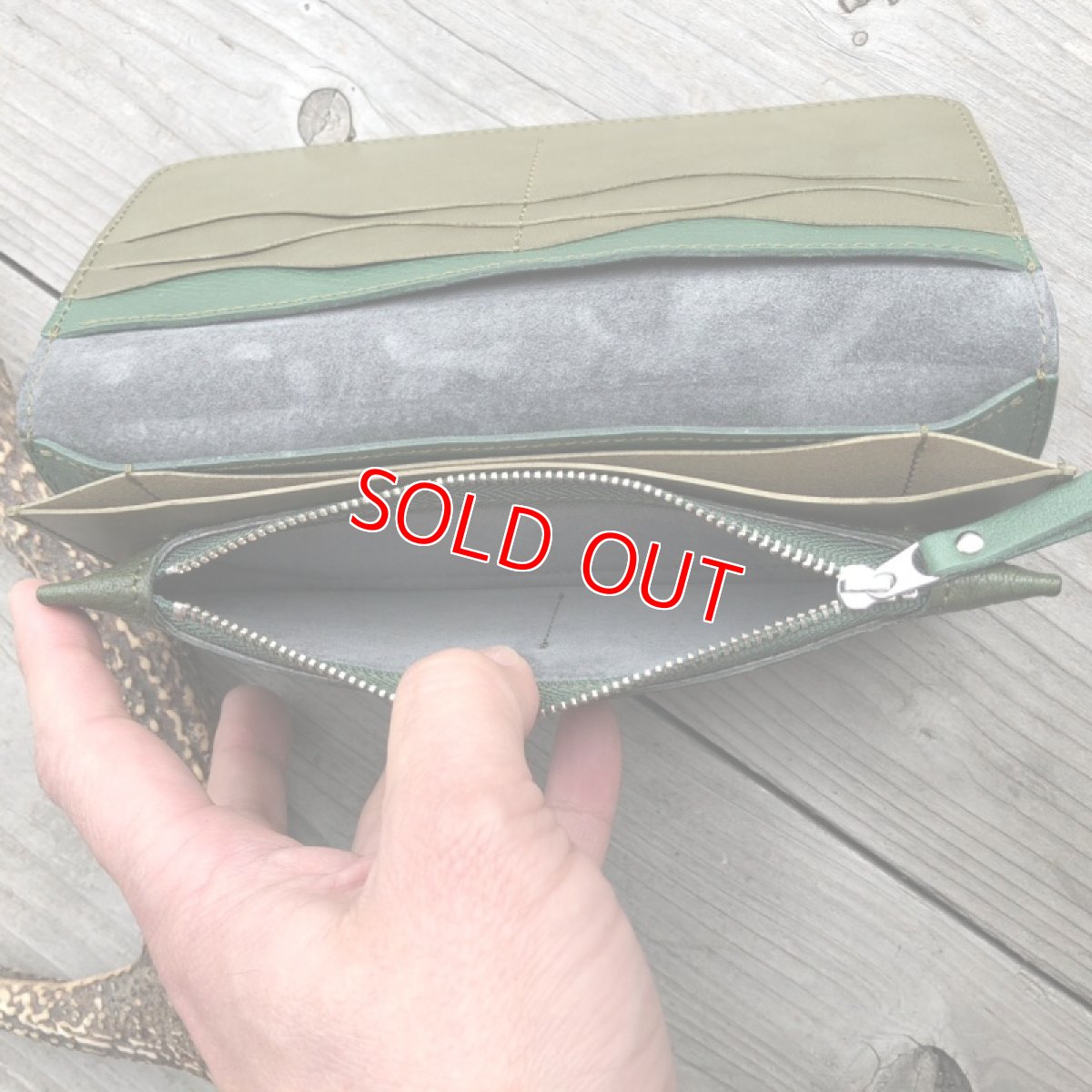 画像6: 【広島ジビエレザー】ふわふわさらさら気持ち良いさわり心地?鹿革＆牛革スタンダード長財布　限定1点　ダークグリーン (6)