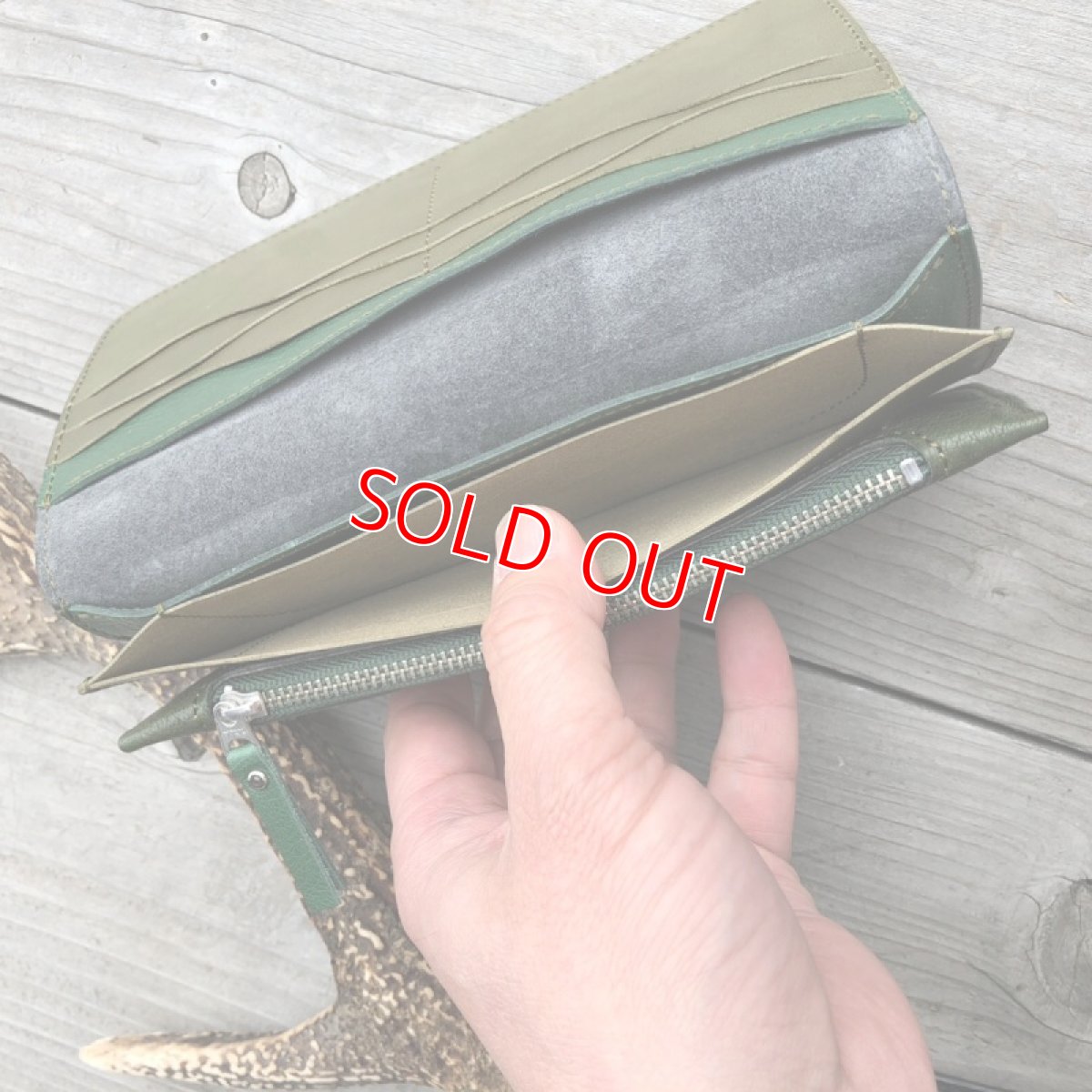 画像4: 【広島ジビエレザー】ふわふわさらさら気持ち良いさわり心地?鹿革＆牛革スタンダード長財布　限定1点　ダークグリーン (4)