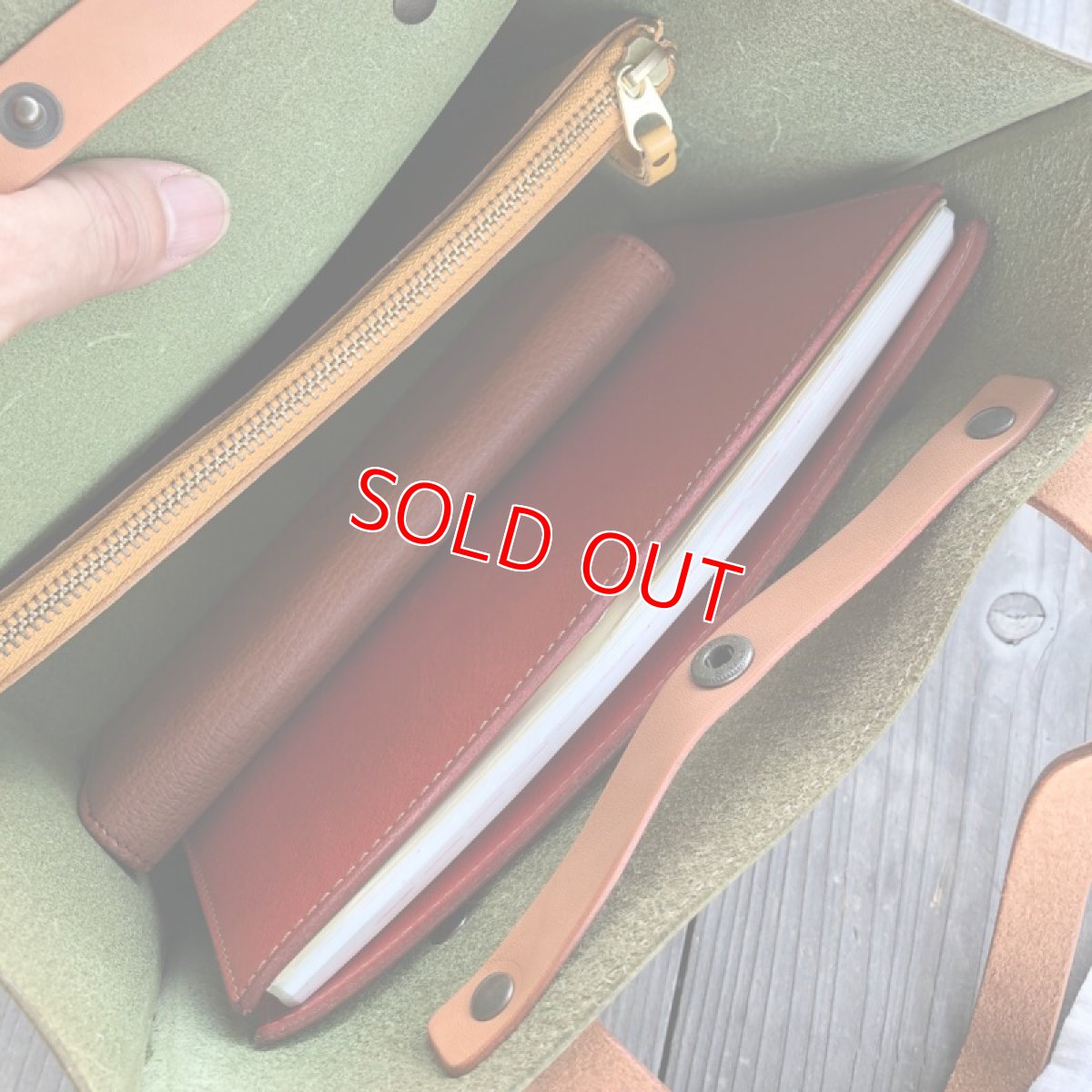 画像8: 【アウトレット】A5サイズがすっぽり入る　トートバッグ　シュリンクレザー牛革　限定1点　ピスタチオグリーン (8)