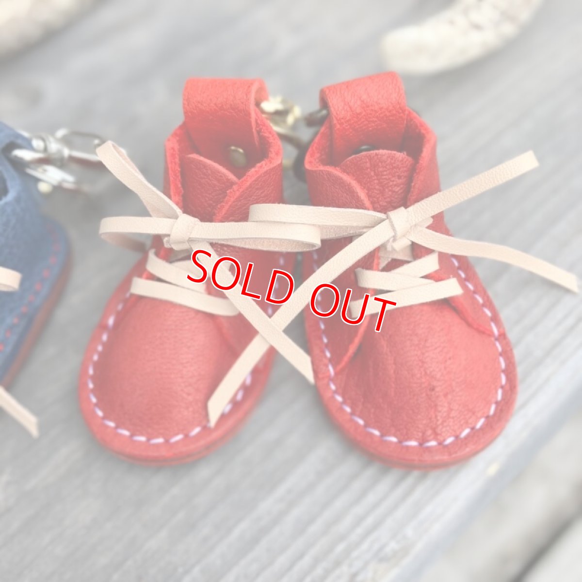 画像3: 真っ赤なスニーカーと、インディゴブルーのスニーカー　カープカラーの本革キーホルダー (3)