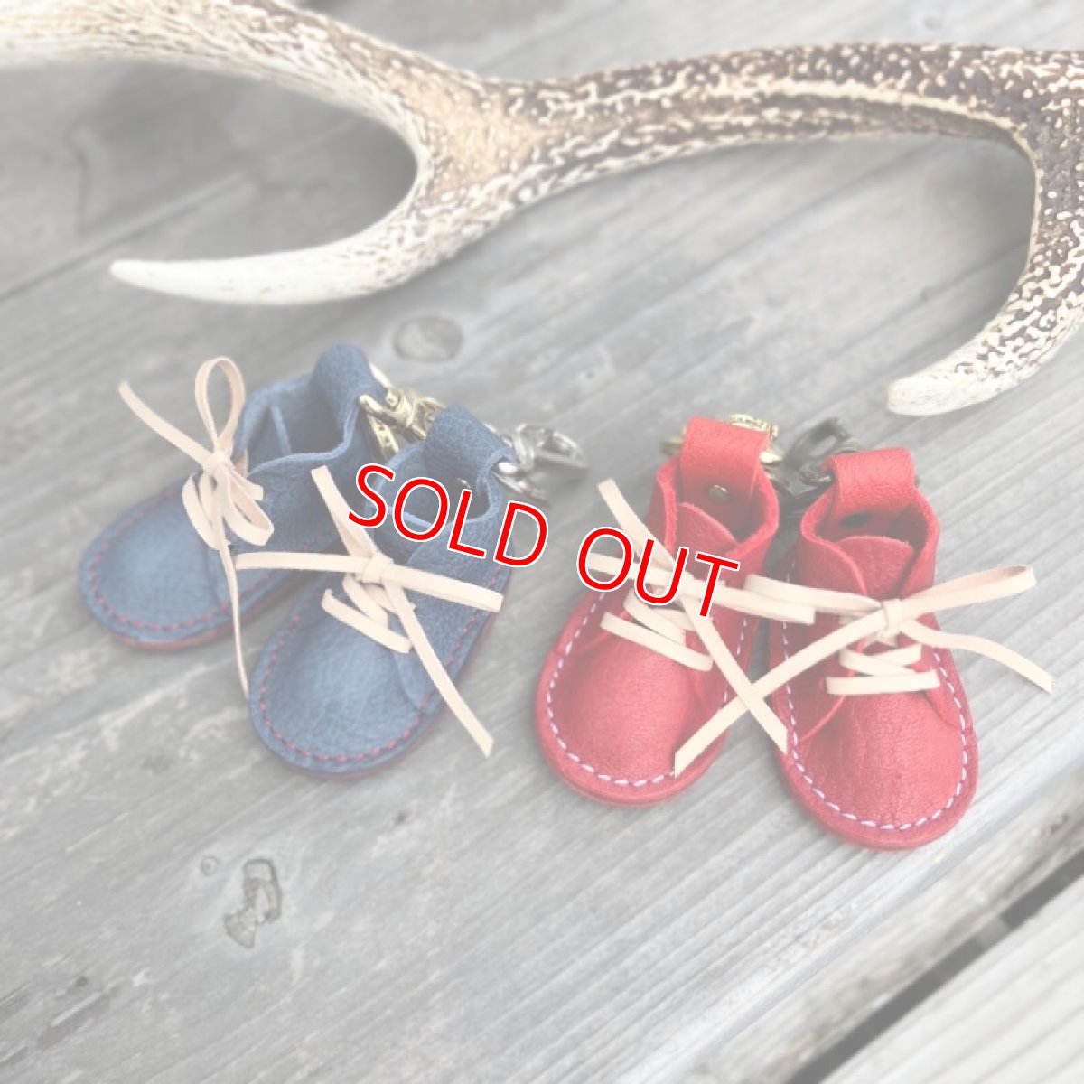 画像2: 真っ赤なスニーカーと、インディゴブルーのスニーカー　カープカラーの本革キーホルダー (2)