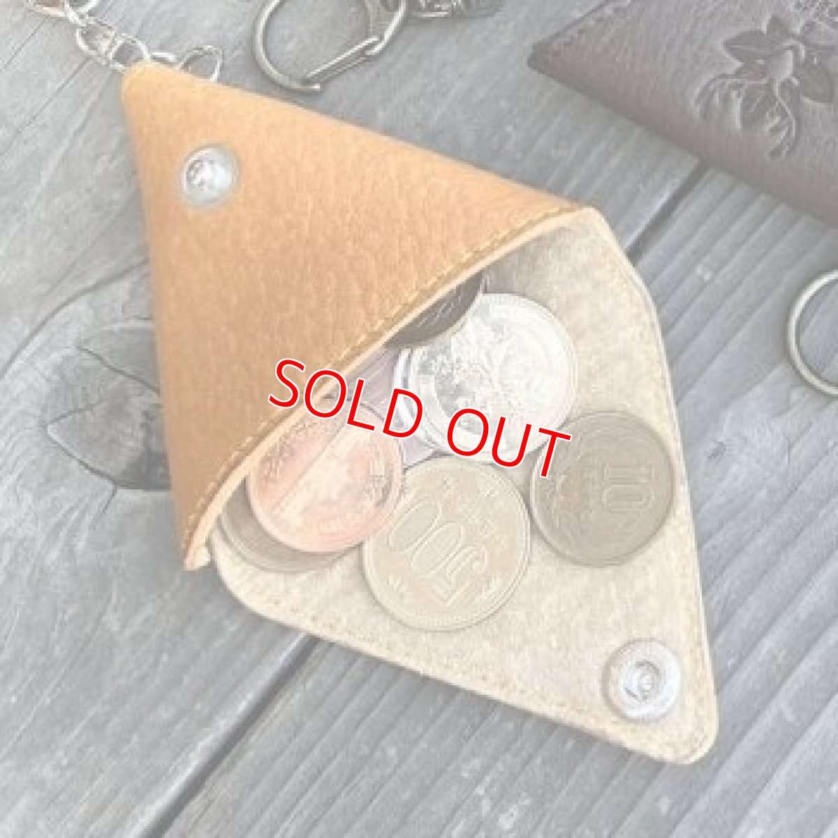 画像5: 【アウトレット】手のひらサイズ！おむすび小銭入れ♪鹿革三角コインケース　キャメル (5)