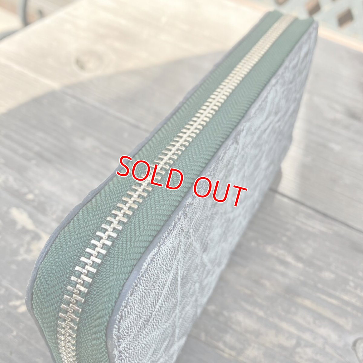 画像12: ☆限定1点決算３０％OFF☆超希少炭染めの象革＆牛革ラウンドファスナー長財布　写真の1点をお届けします (12)