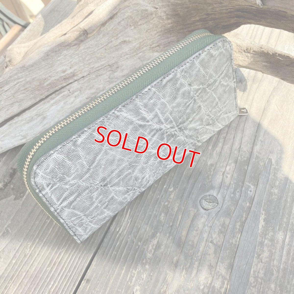 画像2: ☆限定1点決算３０％OFF☆超希少炭染めの象革＆牛革ラウンドファスナー長財布　写真の1点をお届けします (2)