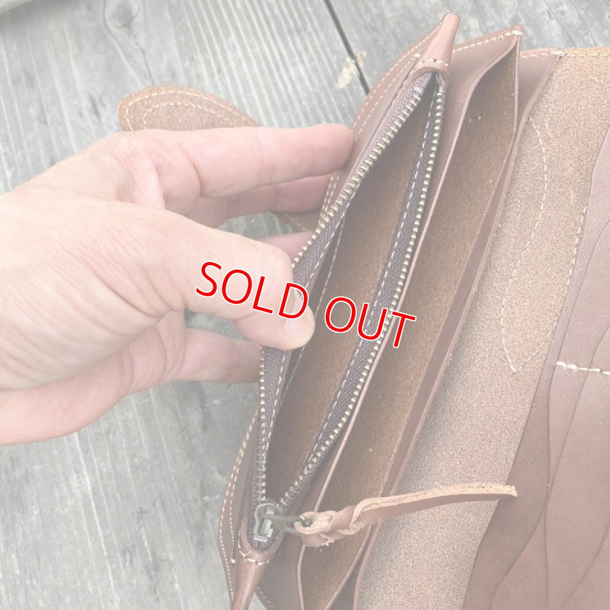 画像5: 【アウトレット】差し込みストラップ・栃木レザーロングウォレット　Rデザインの存在感あるお財布　ダークブラウン (5)