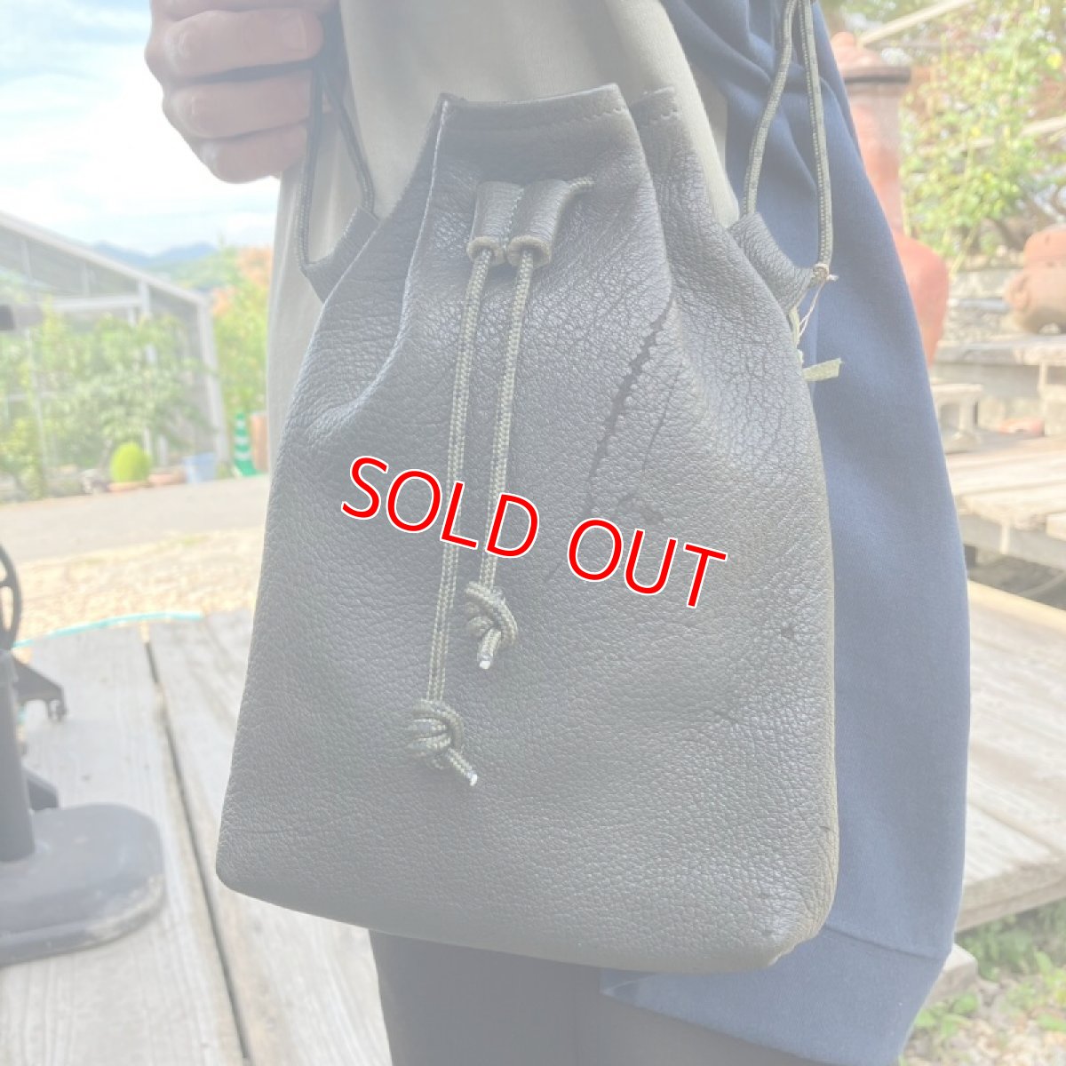 画像2: 【アウトレット】巾着風ショルダーポーチ　ジビエレザー鹿革　限定1点　ダークグリーン (2)