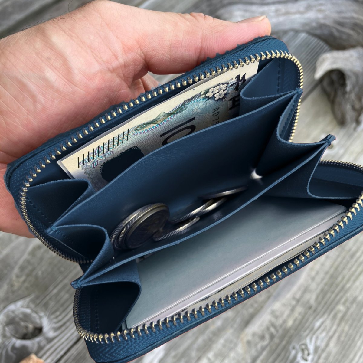 画像14: 【広島ジビエレザー×カープ】東広島産鹿革使用☆ラウンドファスナーミニ財布！ カープ坊や (14)