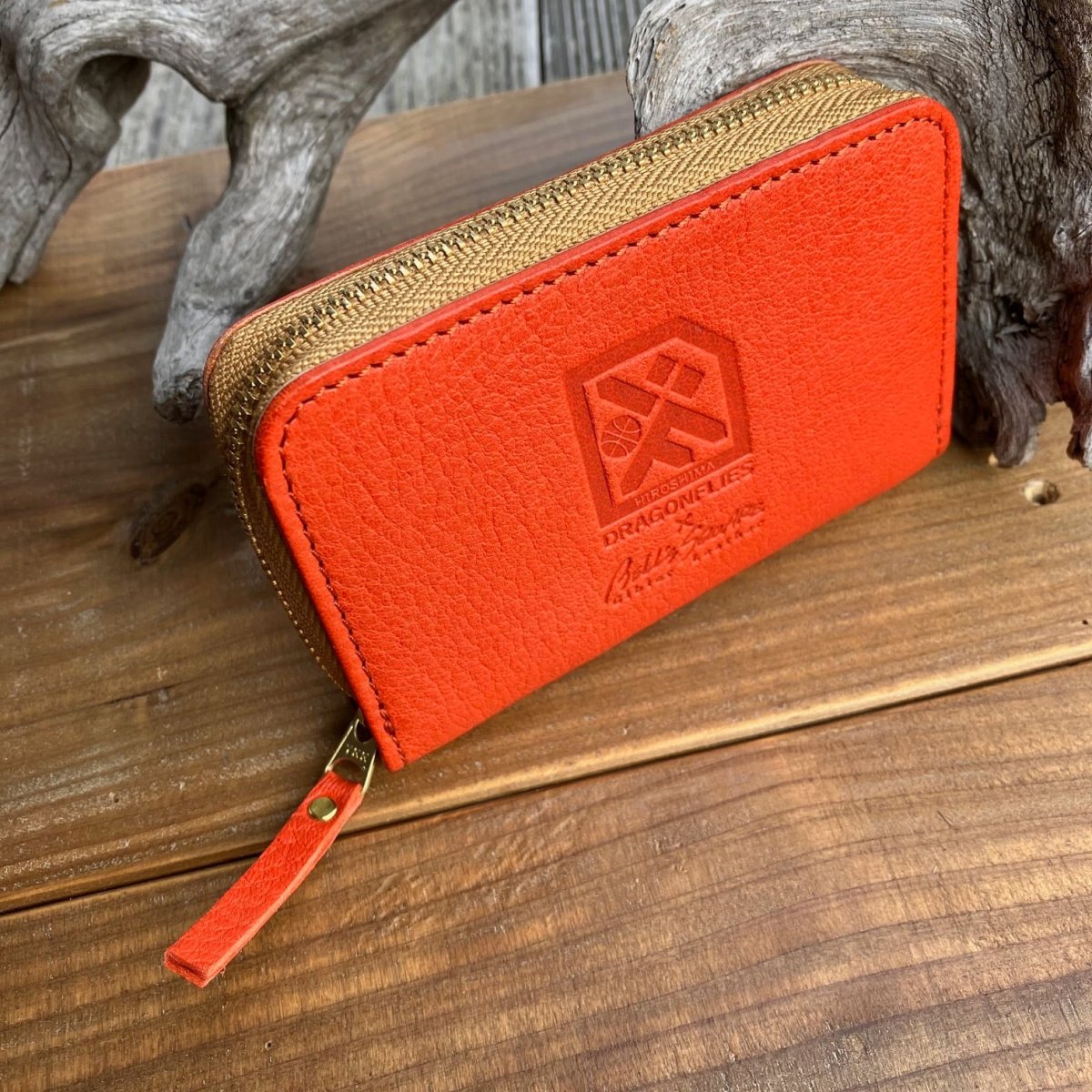 画像1: 広島ジビエレザー×ドラゴンフライズコラボグッズ 鹿革ミニラウンドファスナー財布!ポケットに収まるコンパクトさと使いやすさ◎ イニシャル刻印対応 (1)