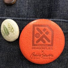 画像3: 広島ジビエレザー×ドラゴンフライズコラボグッズ ジビエ鹿革の缶バッチ 手触り抜群 大人の育てる缶バッチ (3)