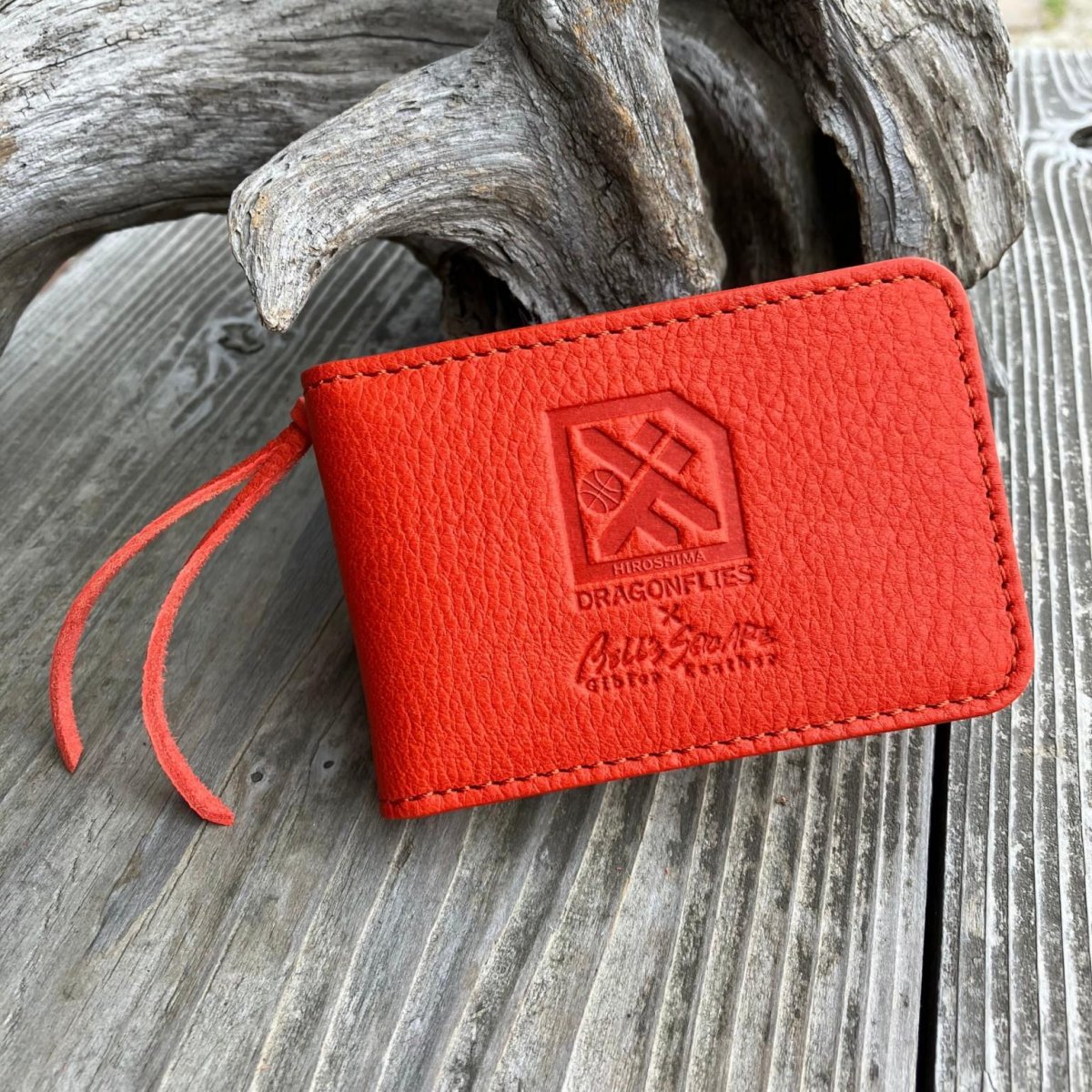 画像1: 広島ジビエレザー×ドラゴンフライズコラボグッズ 鹿革二つ折りカードケース マイナンバーカードや免許書入れに最適 イニシャル刻印対応 (1)