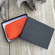 画像7: 広島ジビエレザー×ドラゴンフライズコラボグッズ 鹿革ミニラウンドファスナー財布!ポケットに収まるコンパクトさと使いやすさ◎ イニシャル刻印対応 (7)