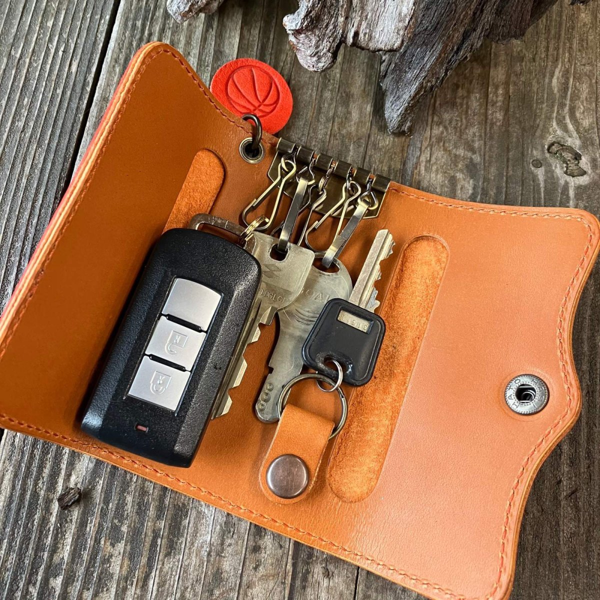 画像5: 広島ジビエレザー×ドラゴンフライズコラボグッズ 鹿革キーケース カードも収納OK!大きめサイズで収納◎ イニシャル刻印対応 (5)