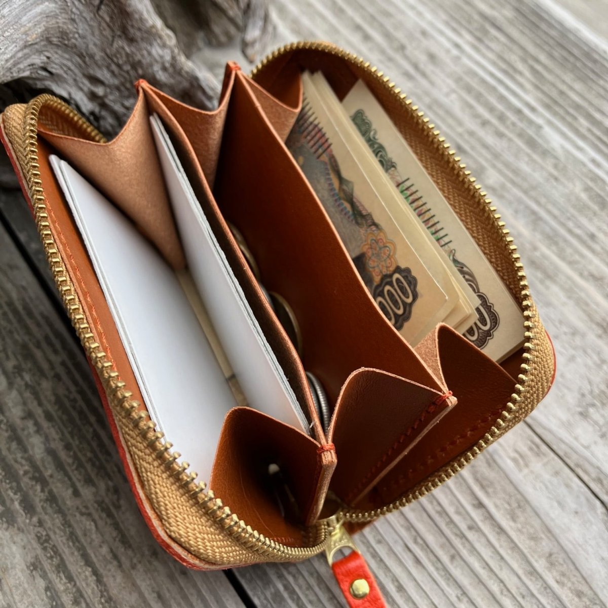 画像5: 広島ジビエレザー×ドラゴンフライズコラボグッズ 鹿革ミニラウンドファスナー財布!ポケットに収まるコンパクトさと使いやすさ◎ イニシャル刻印対応 (5)