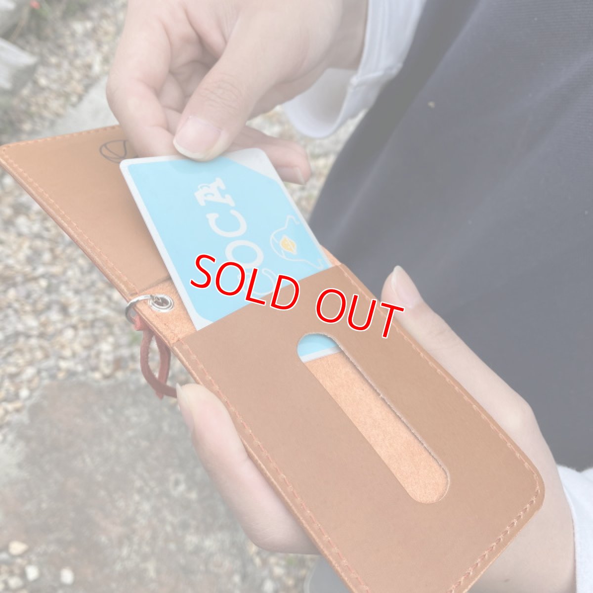 画像2: 【在庫限り／10％OFF・送料無料】 広島ジビエレザー × 広島ドラゴンフライズ コラボ  鹿革二つ折りカードケース　マイナンバーカードや免許書入れに最適 (2)