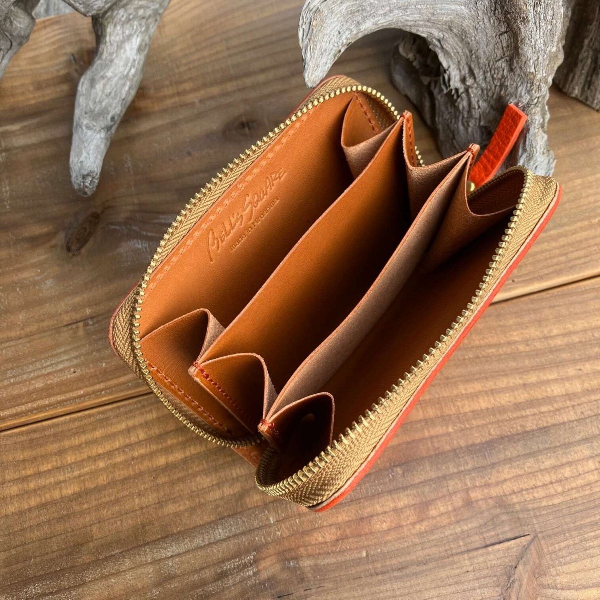 画像2: 広島ジビエレザー×ドラゴンフライズコラボグッズ 鹿革ミニラウンドファスナー財布!ポケットに収まるコンパクトさと使いやすさ◎ イニシャル刻印対応 (2)