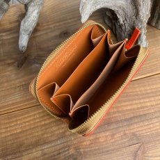 画像2: 広島ジビエレザー×ドラゴンフライズコラボグッズ 鹿革ミニラウンドファスナー財布!ポケットに収まるコンパクトさと使いやすさ◎ イニシャル刻印対応 (2)