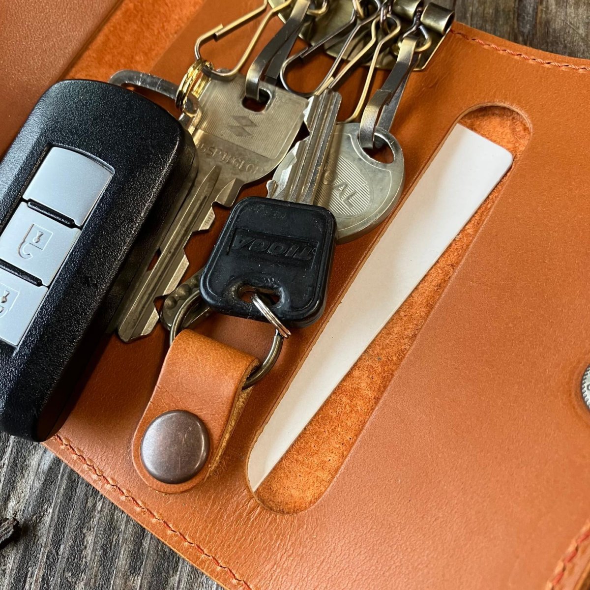 画像7: 広島ジビエレザー×ドラゴンフライズコラボグッズ 鹿革キーケース カードも収納OK!大きめサイズで収納◎ イニシャル刻印対応 (7)