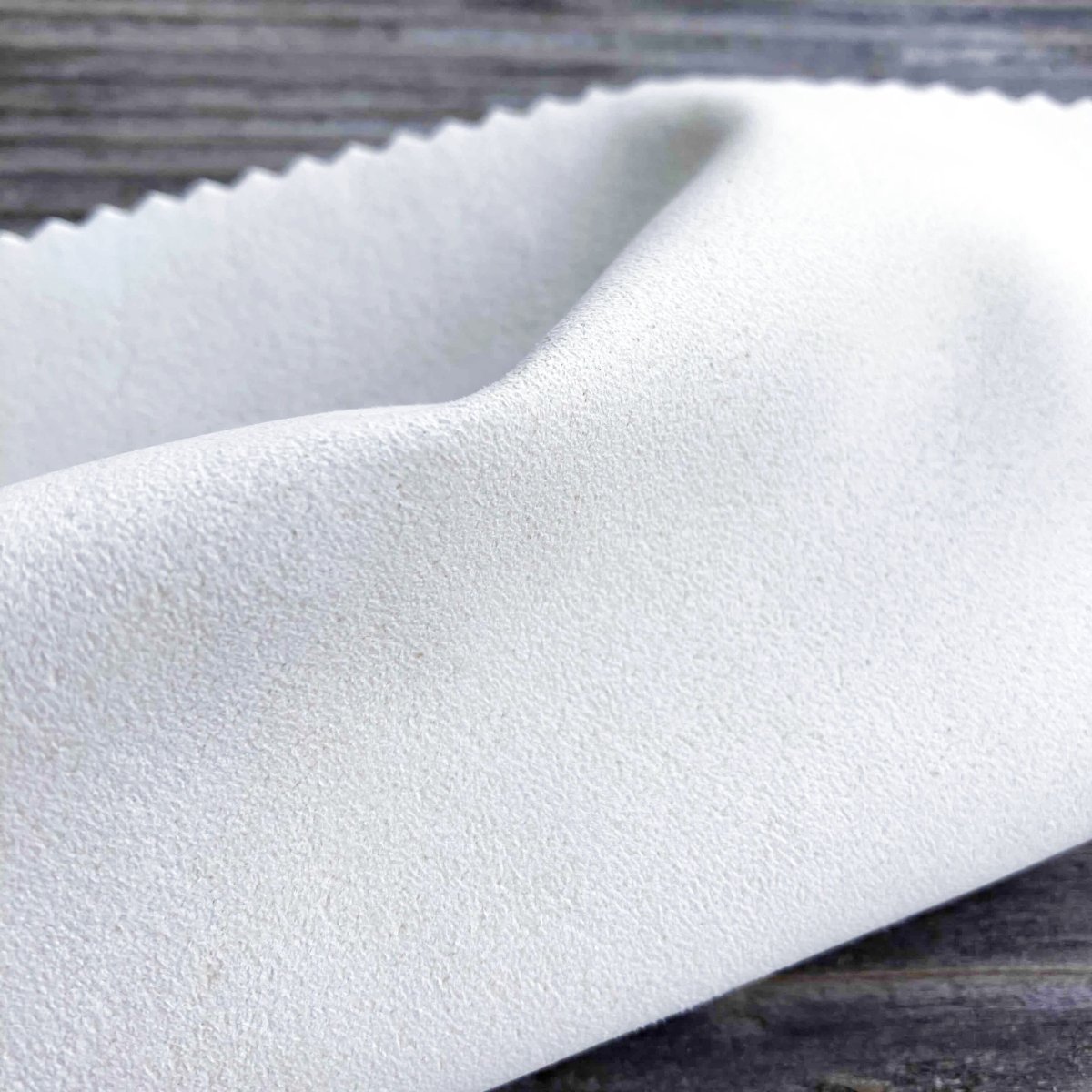 画像2: 天然鹿セーム革カット売り｜驚くほどピカピカ！液晶・メガネ・カメラレンズ万能クリーナー　中サイズ(20×20cm） (2)