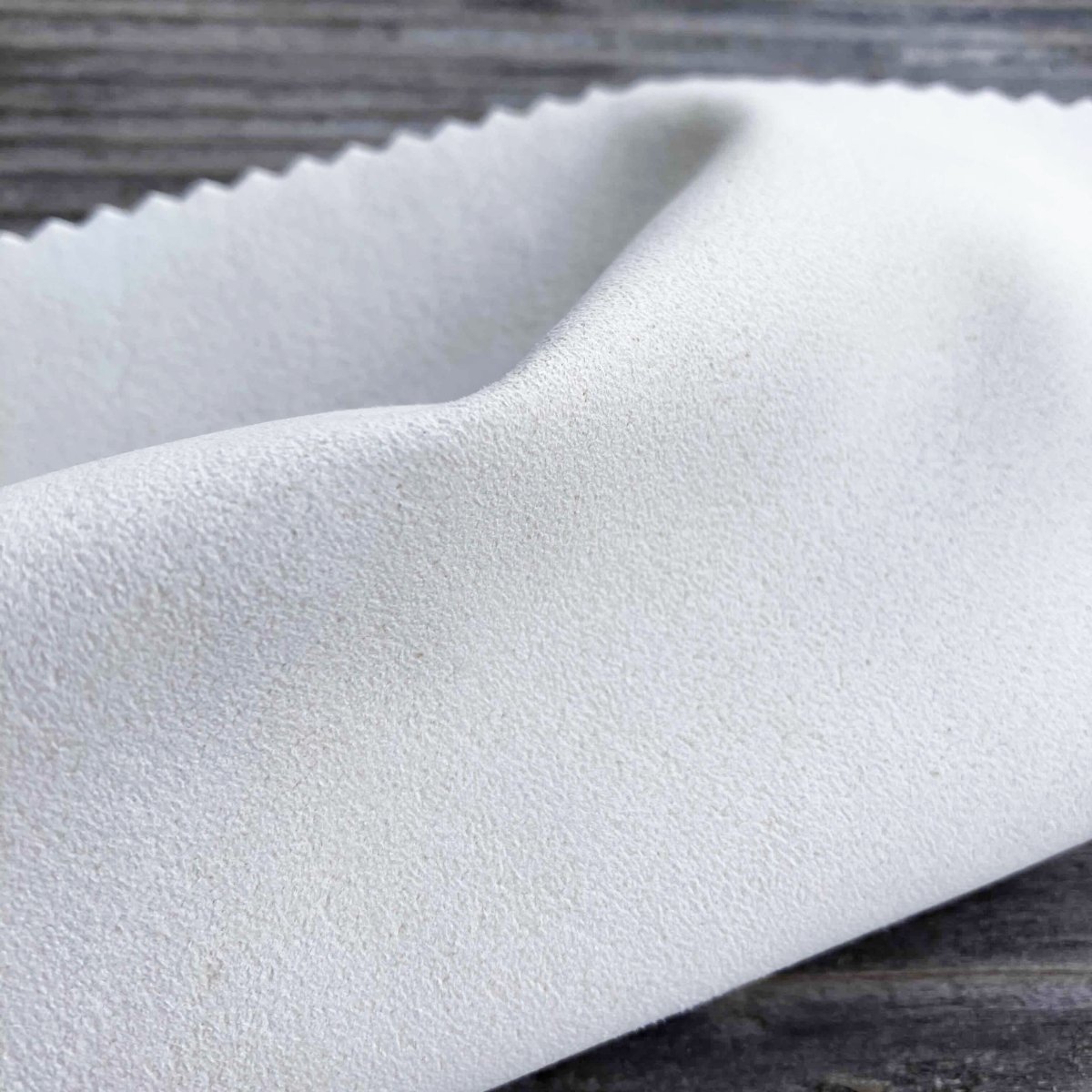 画像2: 天然鹿セーム革カット売り｜驚くほどピカピカ！液晶・メガネ・カメラレンズ万能クリーナー　小サイズ(15×15cm） (2)