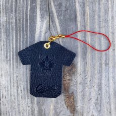 画像1: 【広島ジビエレザー×カープコラボグッズ】物語が詰まったユニフォーム型スマホクリーナーBLACK｜広島産鹿革使用！ (1)