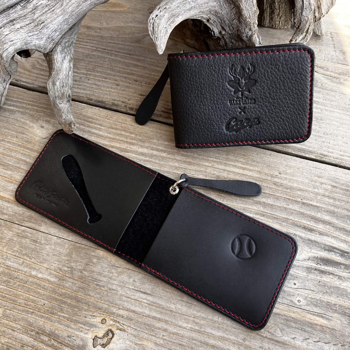 画像1: 【広島ジビエレザー×カープコラボグッズ】物語が詰まった二つ折りパスケース 2026Ver.｜広島産鹿革使用｜広島東洋カープ公式ライセンスグッズ (1)