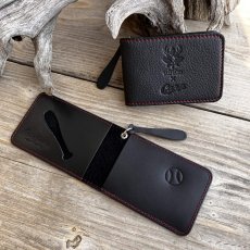 画像1: 【広島ジビエレザー×カープコラボグッズ】物語が詰まった二つ折りパスケース 2026Ver.｜広島産鹿革使用｜広島東洋カープ公式ライセンスグッズ (1)