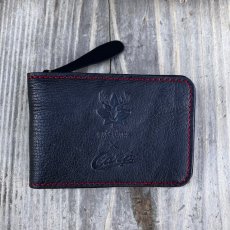 画像2: 【広島ジビエレザー×カープコラボグッズ】物語が詰まった二つ折りパスケース 2026Ver.｜広島産鹿革使用｜広島東洋カープ公式ライセンスグッズ (2)