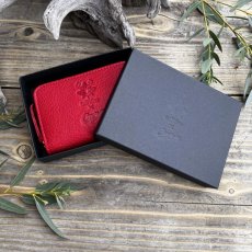 画像3: 【広島ジビエレザー×カープコラボグッズ】物語の詰まったラウンドファスナーミニ財布2026Ver.｜広島産鹿革使用｜広島東洋カープ公式ライセンスグッズ (3)