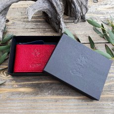 画像4: 【広島ジビエレザー×カープコラボグッズ】物語が詰まった二つ折りパスケース 2026Ver.｜広島産鹿革使用｜広島東洋カープ公式ライセンスグッズ (4)