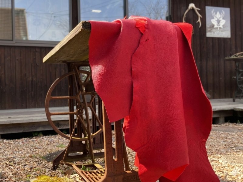 画像1: 【広島ジビエレザー×カープコラボグッズ】希少な鹿革使用！ユニフォーム型スマホクリーナー☆メガネ・鏡もピカピカに！