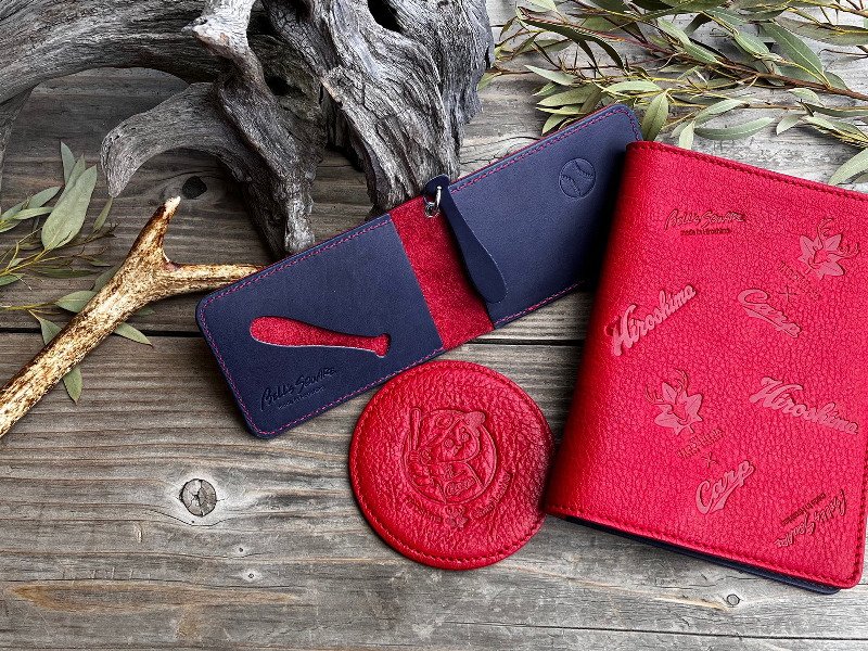 画像2: 【広島ジビエレザー×カープコラボグッズ】物語が詰まったお薬手帳＆マルチケース 2026Ver.｜広島産鹿革使用｜広島東洋カープ公式ライセンスグッズ 