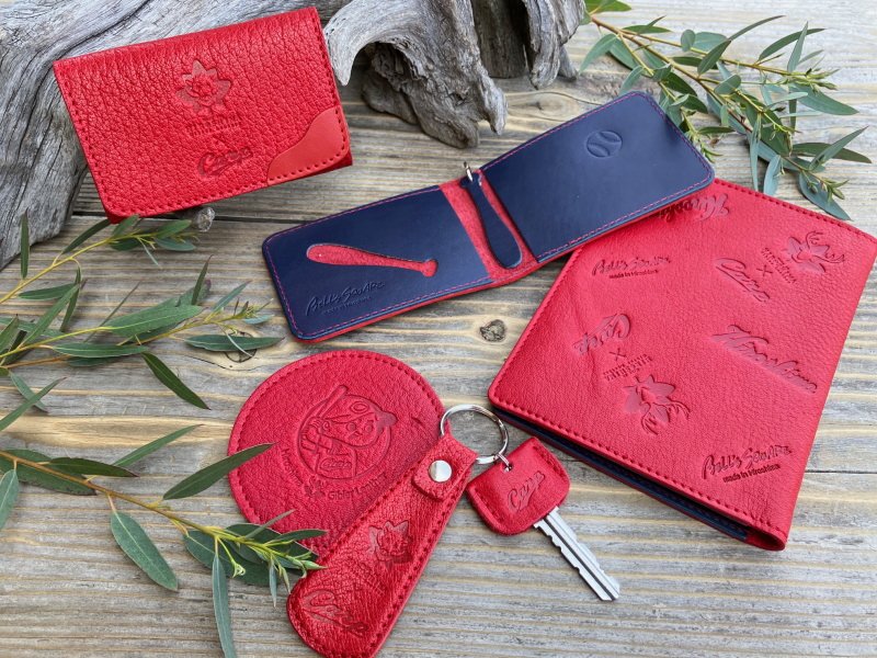 画像2: 【広島ジビエレザー×カープコラボグッズ】物語が詰まったスマホクリーナーBIG 2026Ver.｜広島産鹿使用｜広島東洋カープ公式ライセンスグッズ [RED]