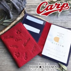 画像1: 【広島ジビエレザー×カープコラボグッズ】物語が詰まったお薬手帳＆マルチケース 2026Ver.｜広島産鹿革使用｜広島東洋カープ公式ライセンスグッズ  (1)