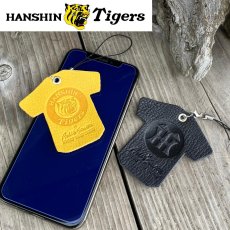 画像1: 【阪神タイガース球団承認】兵庫ジビエレザー 鹿革スマホクリーナー（ユニフォーム型） (1)