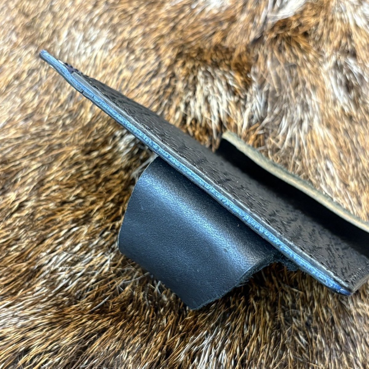 画像6: 【サメ革】独特のシボを楽しむ パスケース／カードケース｜牛革ネイビー＆ブラックバージョン2点完成【現品販売】 (6)